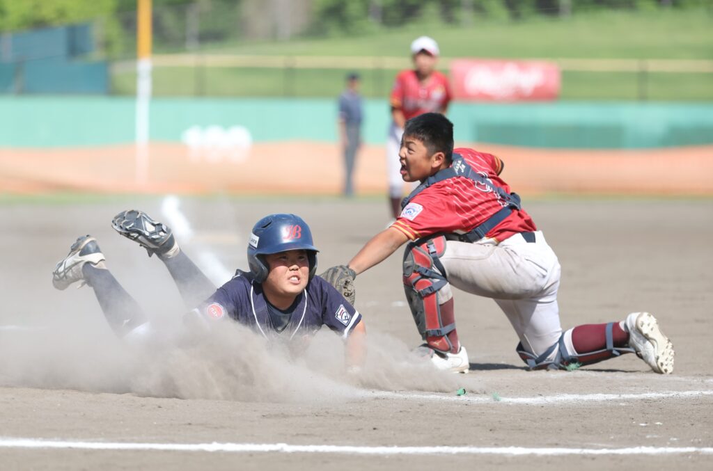 砂煙を上げながらホームインした椎名主将